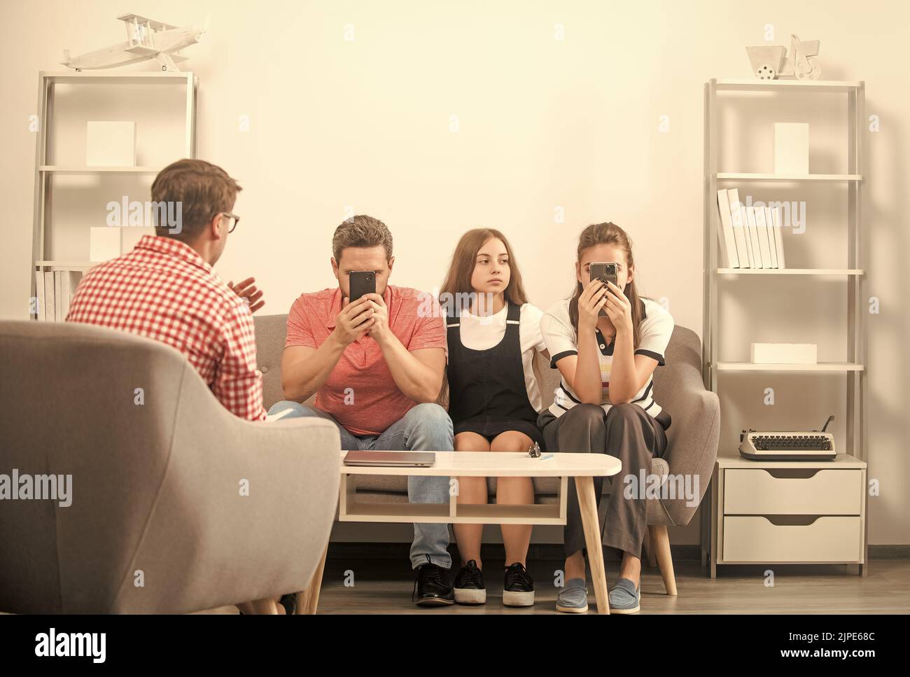 Vater Mutter und Kind bei Psychologe Sitzung. Familientherapie. Eltern mit Kind Stockfoto