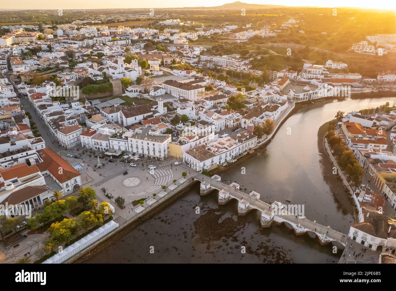 Luftaufnahme der Altstadt von Tavira bei Sonnenaufgang, Algarve, Portugal Stockfoto