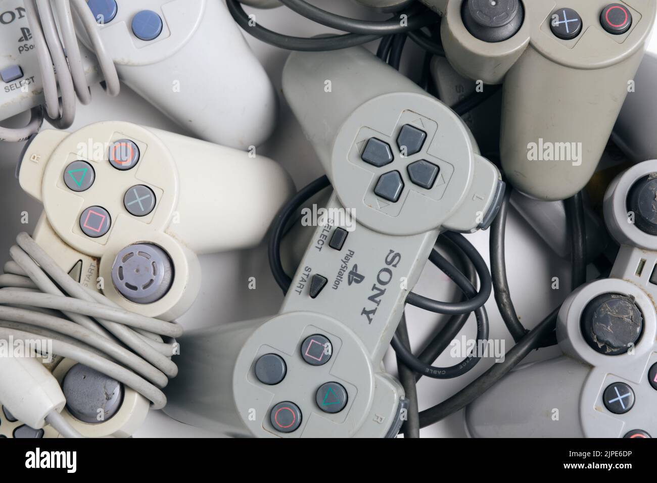 Kostanay, Kasachstan 2022. Alte Gamepads für die Sony playstation-Spielkonsole im Retro-Design Stockfoto