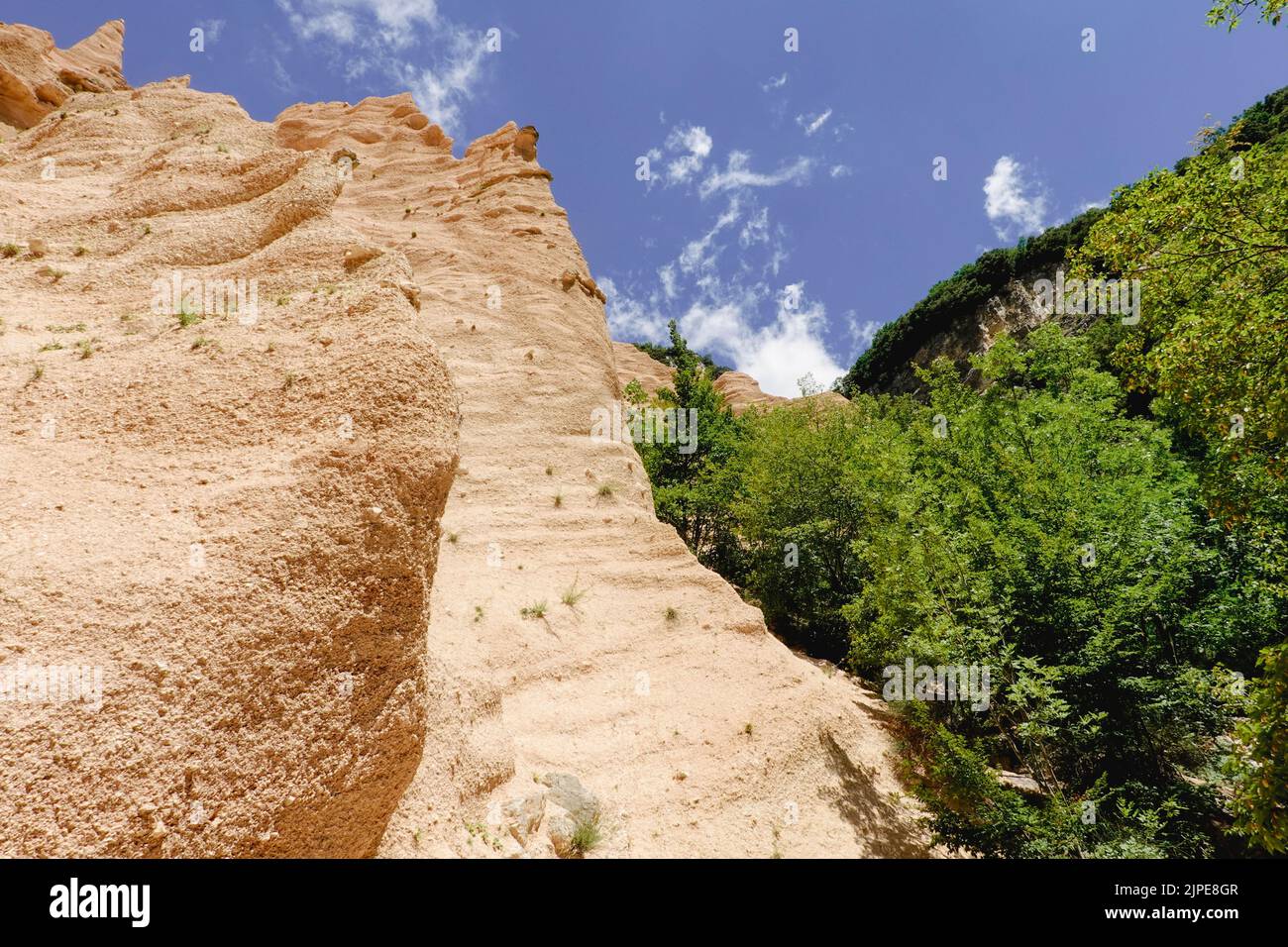 Lahme Rosse in den Sibillini-Bergen. Schichtungen von Gestein in Form von Zinnen und Türmen, bestehend aus Kies, die von Ton und s zusammengehalten werden Stockfoto