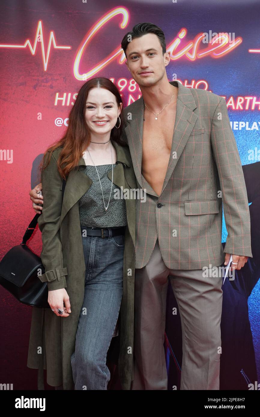 Christina Bennington und Jordan Luke Gage kommen zu einer Kreuzfahrt im Apollo Theatre in London an. Bilddatum: Mittwoch, 17. August 2022. Stockfoto