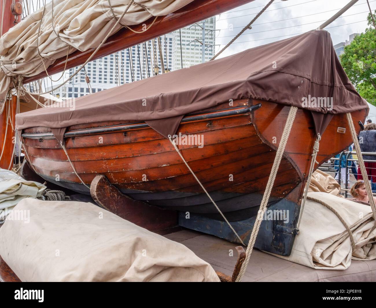 NEW ORLEANS, LA, USA - 21. APRIL 2018: Ein hölzernes Lebensboot auf einem historischen Segelschiff, das zur Dreihundertjahrfeier in New Orleans angedockt ist Stockfoto