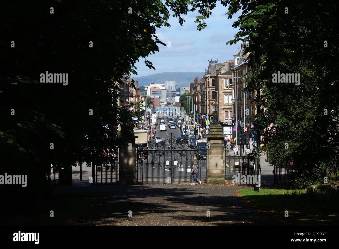 Glasgow, Schottland, Großbritannien. 17., August 2022. Wetter in Glasgow. Warme Sonne ersetzte den Regen der letzten Tage. Blick auf die helle, sonnige Victoria Road, die zum Stadtzentrum von Glasgow führt. Stockfoto