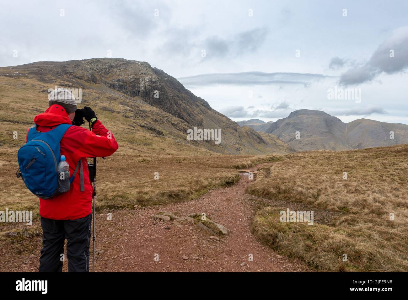 Wanderer, der ein Foto von Great End, Great Gable und Green Gable aus Esk Hause, Lake District National Park, Cumbria, UK Landschaften macht Stockfoto