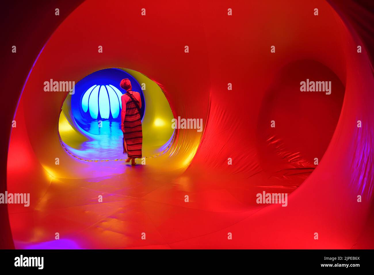 Luminarium. Aufblasbare temporäre Gebäudestruktur als Kunst, die Licht und Raum auf abstrakte Weise zeigt, Bristol Light Festival, Großbritannien Stockfoto