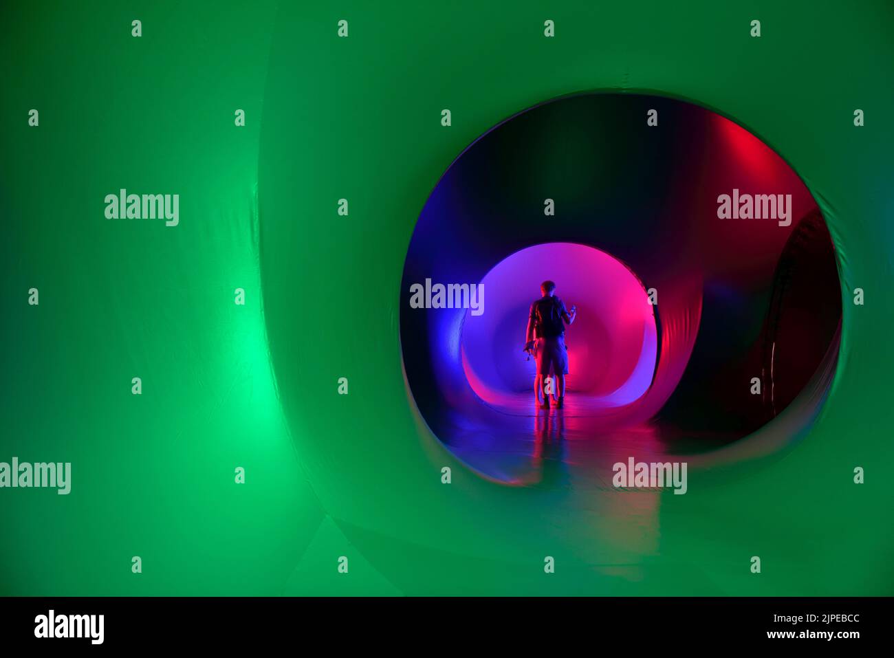 Luminarium. Aufblasbare temporäre Gebäudestruktur als Kunst, die Licht und Raum auf abstrakte Weise zeigt, Bristol Light Festival, Großbritannien Stockfoto