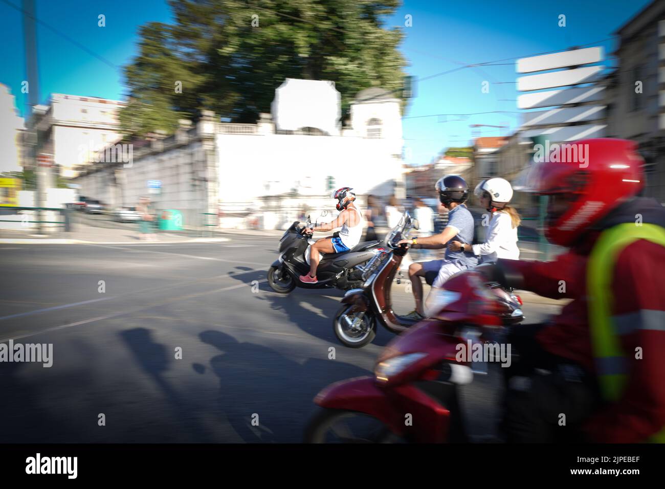 Lissabon, Portugal, Jugendliche auf Motorrädern auf Largo de Rato. Motorradunfälle haben mit Mieträdern und Lieferungen zugenommen. Stockfoto