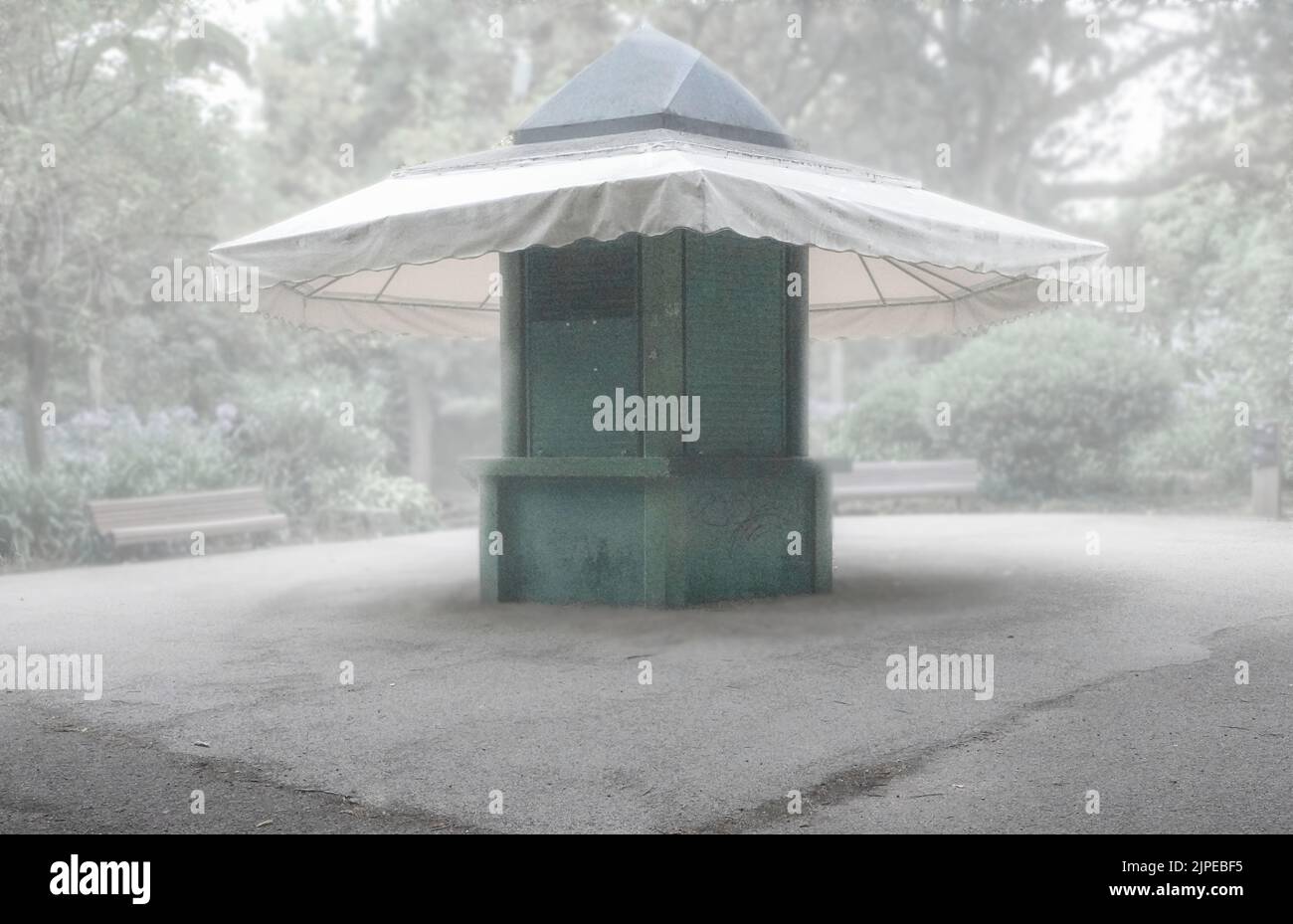 Lissabon, Portugal, Kiosk im Park Jardim da Estrela an einem nebligen Morgen Stockfoto