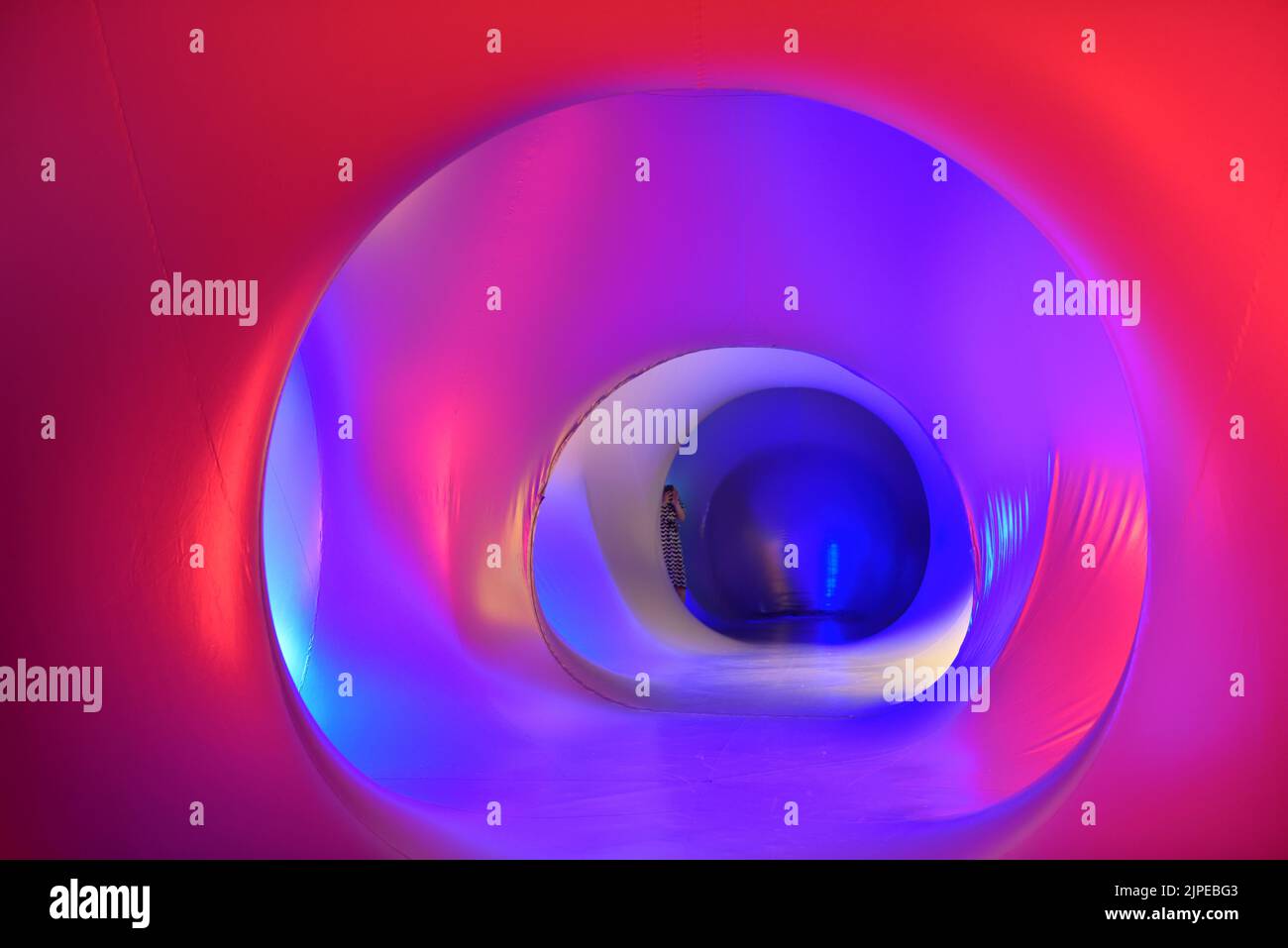 Luminarium. Aufblasbare temporäre Gebäudestruktur als Kunst, die Licht und Raum auf abstrakte Weise zeigt, Bristol Light Festival, Großbritannien Stockfoto