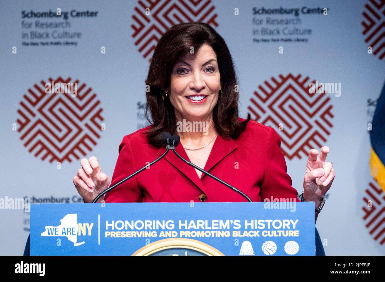 New York, USA. 17. August 2022, New York City, New York, USA: KATHY HOCHUL (D), Gouverneurin von New York, sprach bei einer Veranstaltung, um eine Zuwendung von acht Millionen Dollar für die Renovierung des Schomburg Center for Research in Black Culture bekannt zu geben. (Bild: © Michael Brochstein/ZUMA Press Wire) Bild: ZUMA Press, Inc./Alamy Live News Stockfoto