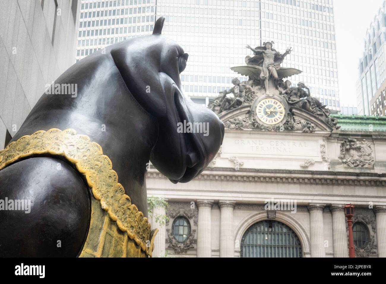 Die skurrilen Bronzestatuen von Bjorn Okholm Skaarup sind auf dem Pershing Square vor dem Grand Central Terminal, New York City, USA 2022, ausgestellt Stockfoto
