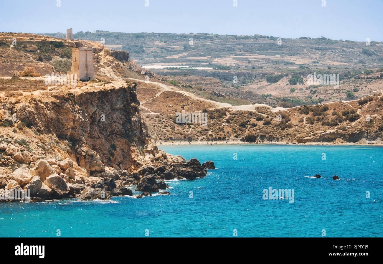 Blick auf die Klippe und den Ghajn Tuffieha Tower von der Golden Bay in Mellieha, Malta Stockfoto