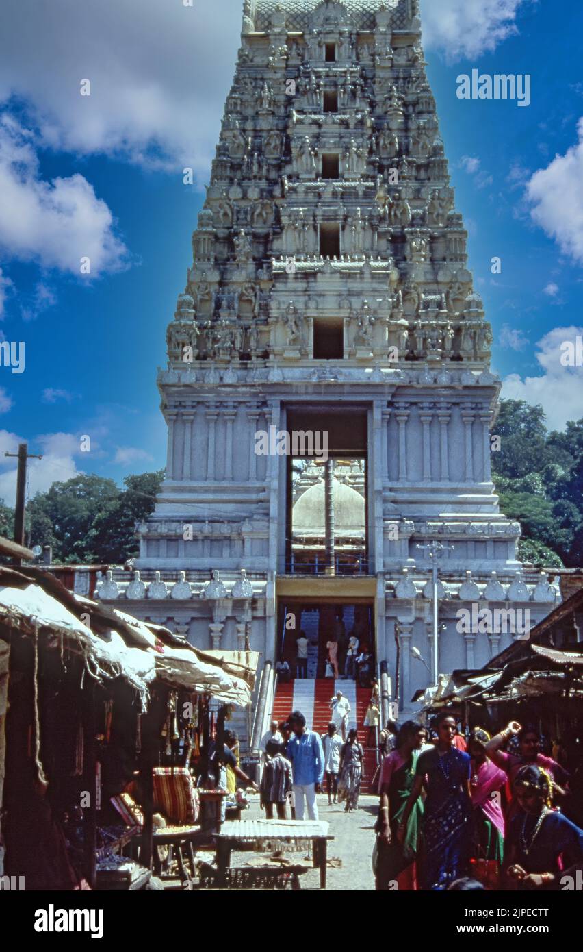 Eine vertikale Aufnahme des Eingangs zum Haupttempel von Lord Narasimha in Vishakapatnam, Indien Stockfoto