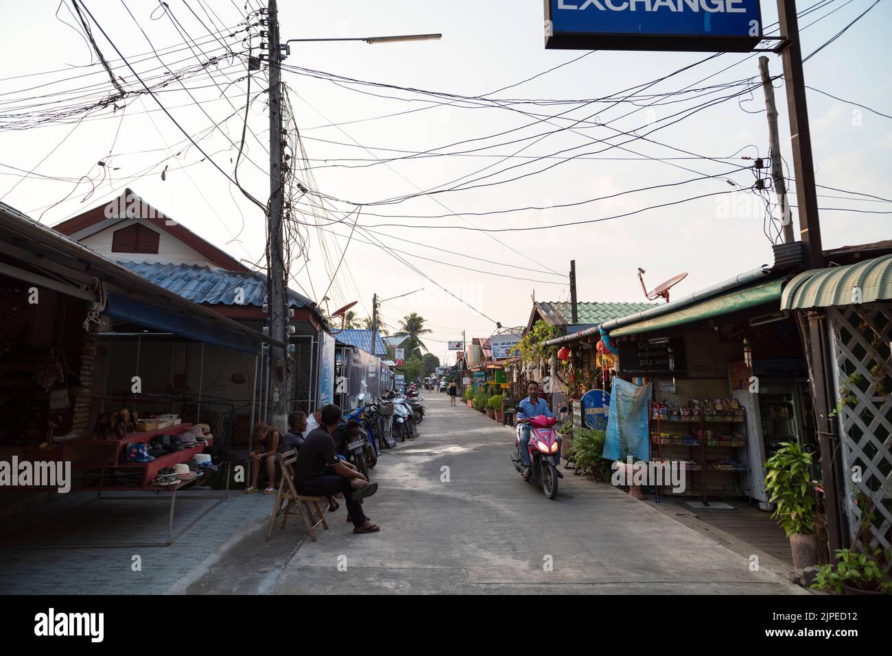 KOH LANTA, KRABI, THAILAND. 30. März 2016. Bunte Straßen der Stadt Koh Lanta. Leben in der traditionellen thailändischen Landschaft. Lokale Gebäude und Häuser Stockfoto
