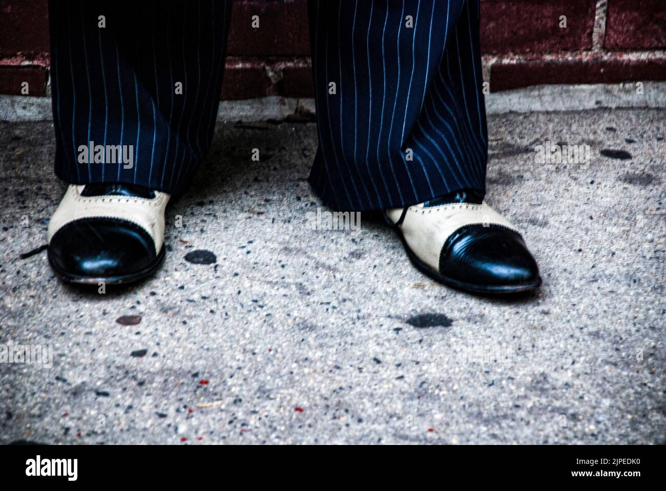Herrenmütze Zehenschuhe und weite Nadelstreifen-Hose 1930s Herrenmode, New York City, NY, USA Stockfoto