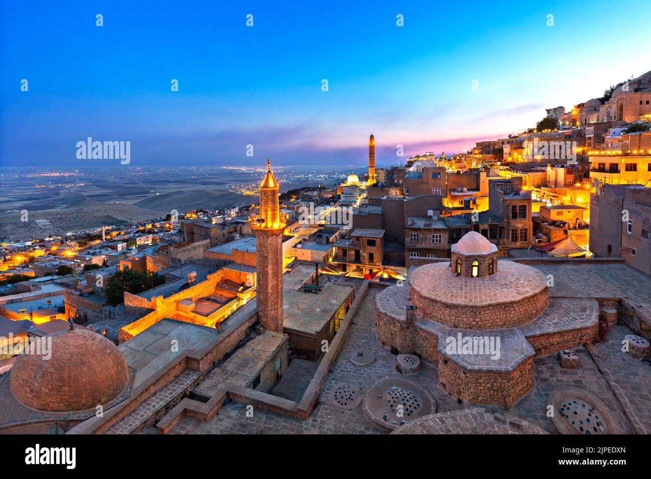 Blick über die Stadt Mardin in der Dämmerung, Türkei Stockfoto