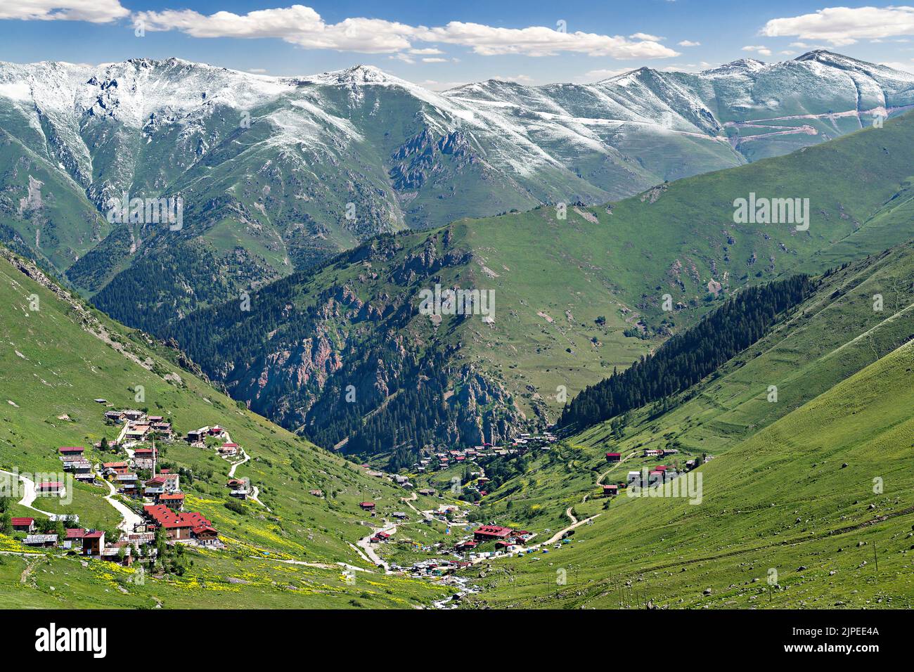 Blick über die Bergdörfer im Hochland der Stadt Uzungol in der Schwarzmeerregion der Türkei Stockfoto
