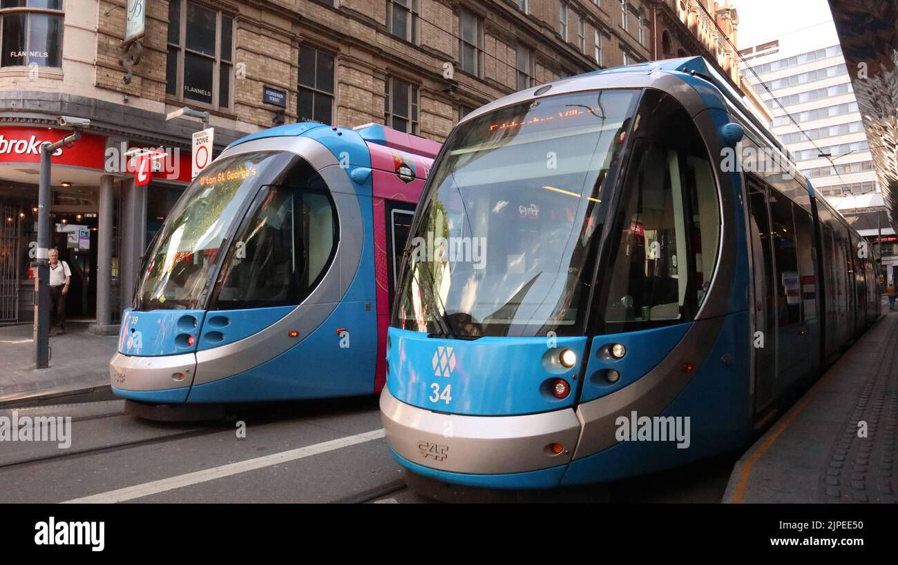 Birmingham England 8.. August 2022. Zwei U-Bahnen der West Midlands Metro nebeneinander vor dem Bahnhof Birmingham New Street ©GED Noonan/A Stockfoto