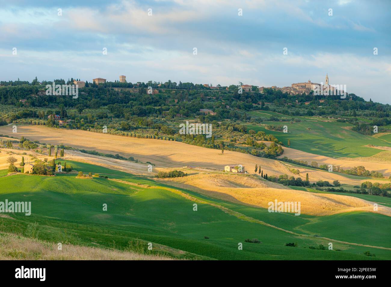 Sonneneinstrahlung auf die Stadt Pienza und die sanften Hügel der Toskana, Italien Stockfoto