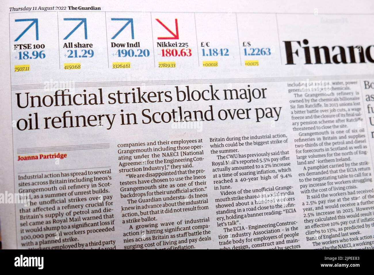 „Inoffizielle Streikende blockieren große Ölraffinerien in Schottland wegen Bezahlung“ Schlagzeile des Streiks in der Zeitung Guardian Financial 11. August 2022 London UK Stockfoto