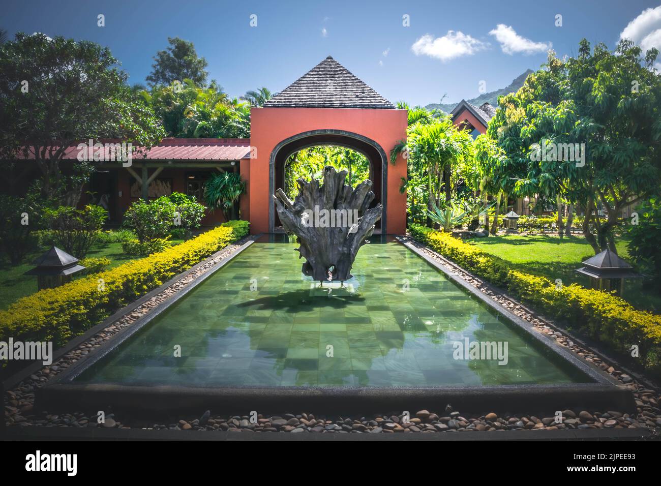 Wasserbecken mit Skulptur im Garten der Rumerie de Chamarel, Mauritius Stockfoto