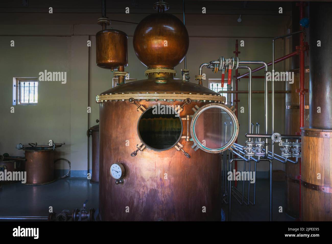 Ausrüstung der Destillerie für Alkohol- (Rum-) Getränke Stockfoto
