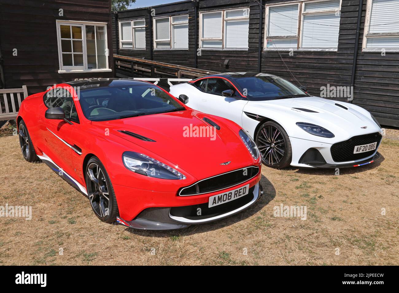 Aston Martin Vanquish S „Red Arrows“ und DBS „Concorde“, Aston Martin Heritage Day 2022, Brooklands Museum, Weybridge, Surrey, England, Großbritannien, Europa Stockfoto