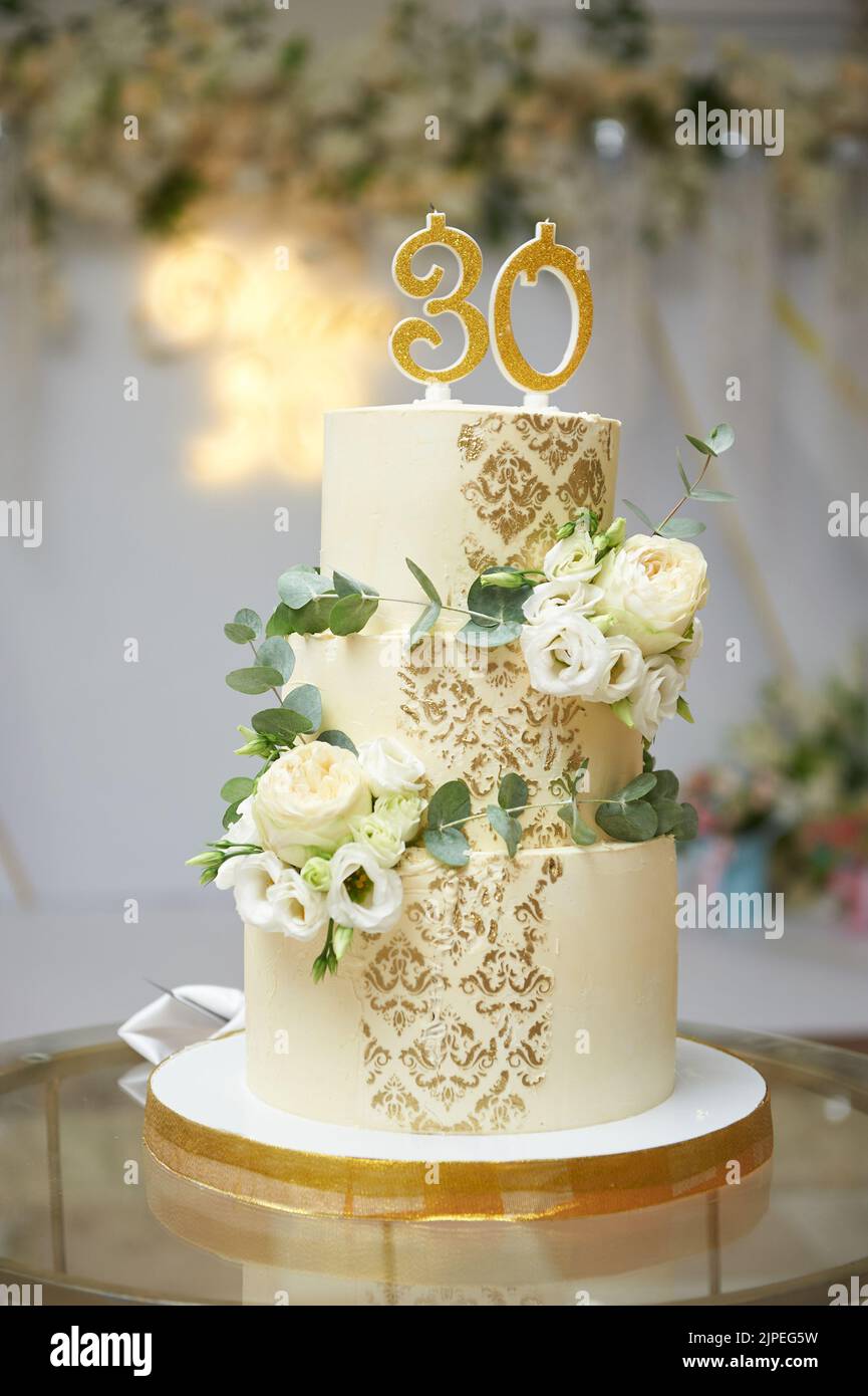 Dreistufiger Kuchen mit Blumen zum 30.-jährigen Jubiläum Stockfoto