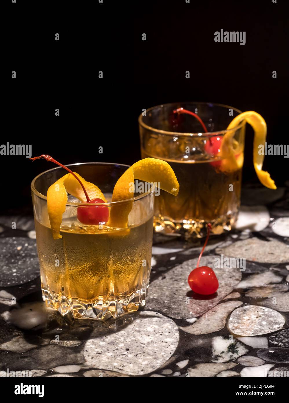 Zwei altmodische Cocktails auf schwarzem Hintergrund. Stockfoto