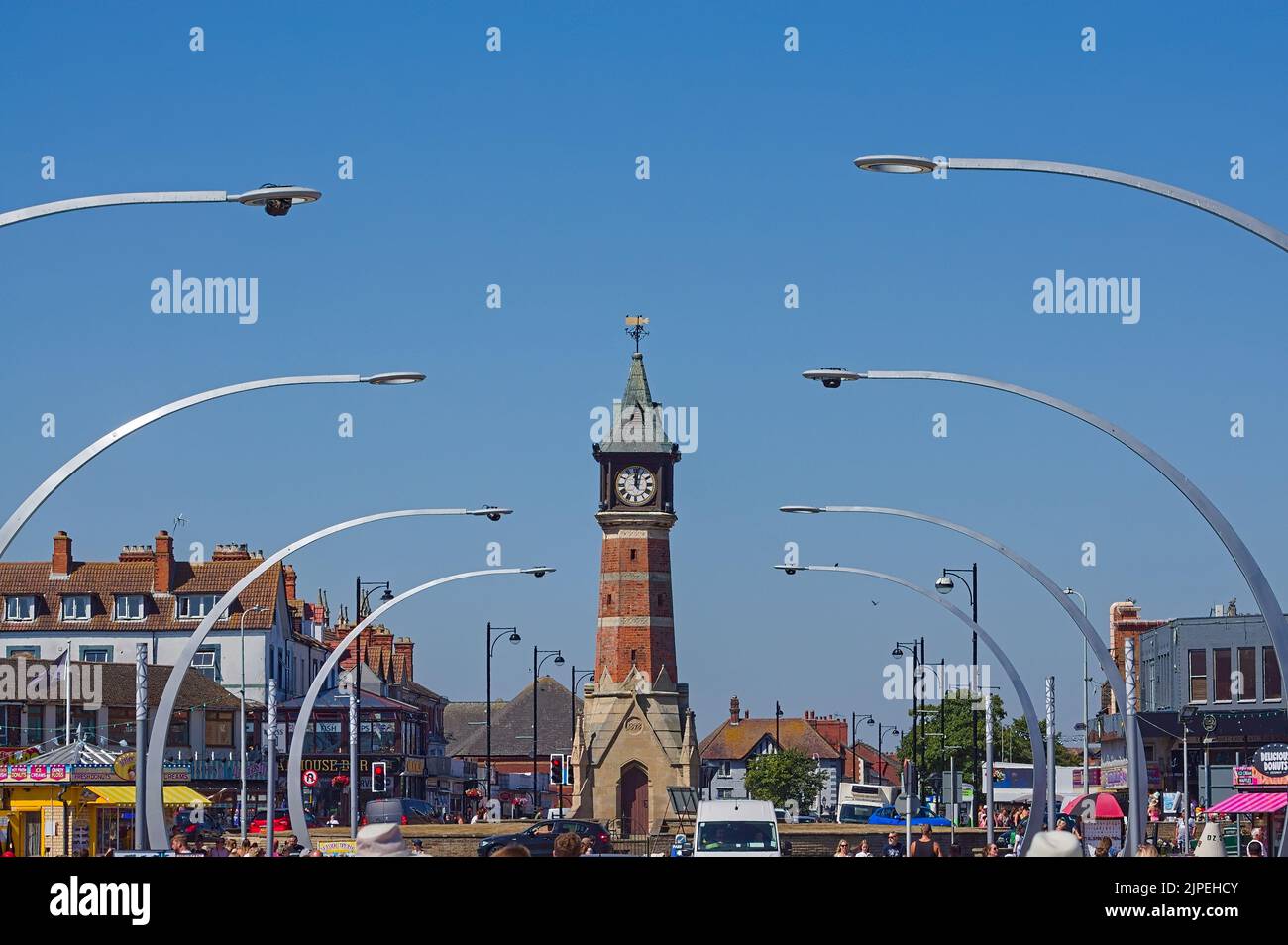 Straßenlaternen führen zum Uhrenturm im Zentrum von Skegness. Stockfoto