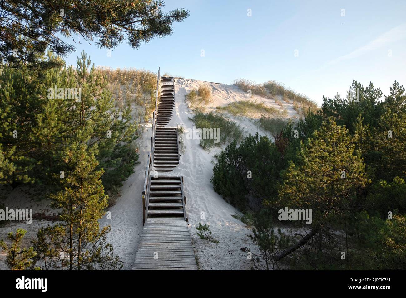 Holztreppe zum Strand mit Sand bedeckt. Lubiatowo Dünen, Naturpark mit einem geschützten Küstenstreifen an der Ostsee. Stockfoto