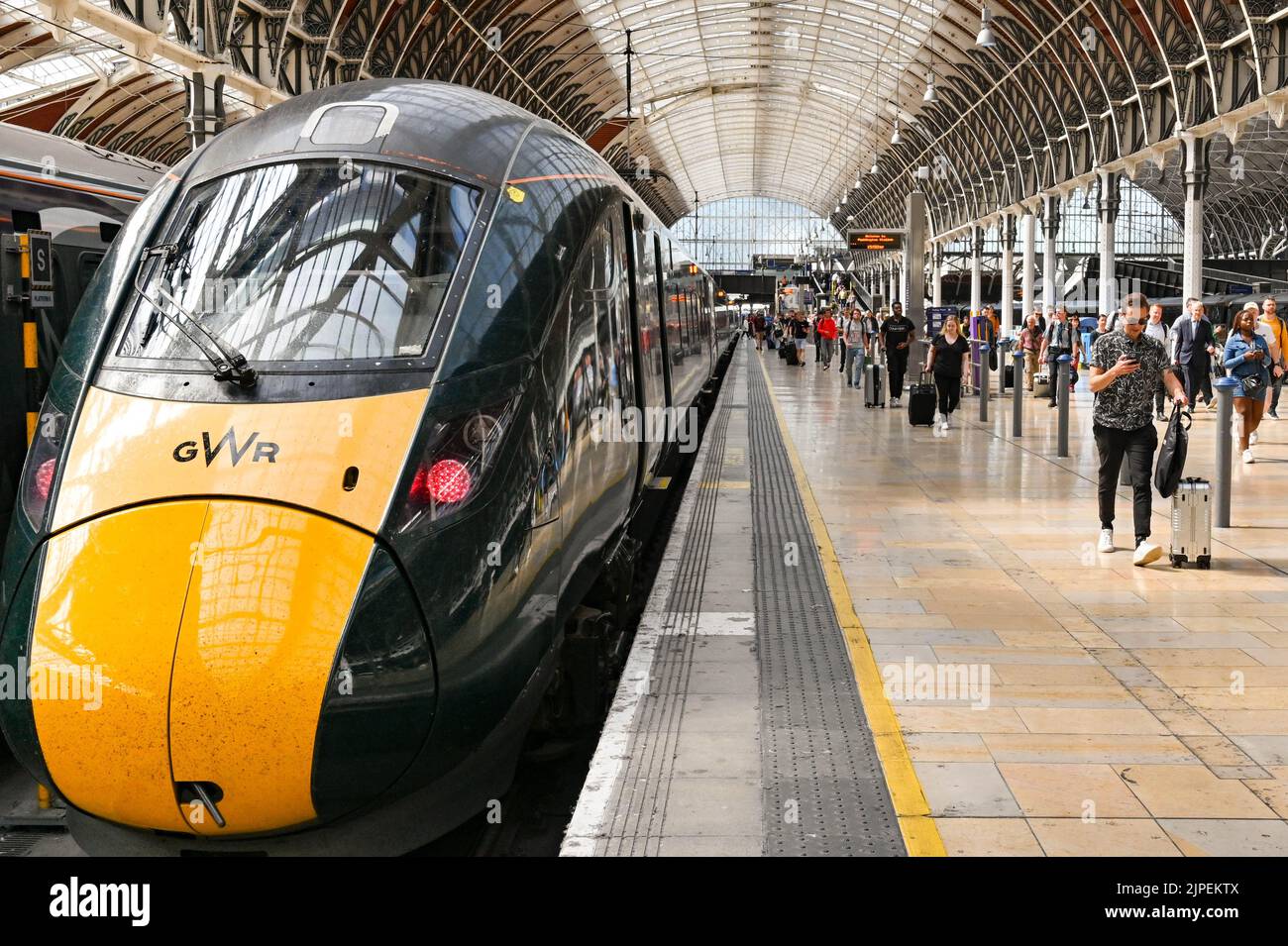 London, England - 2022. Juni: Passagiere am Bahnhof Paddington, nachdem sie aus einem Hochgeschwindigkeitszug der Great Western Railway aussteigen Stockfoto