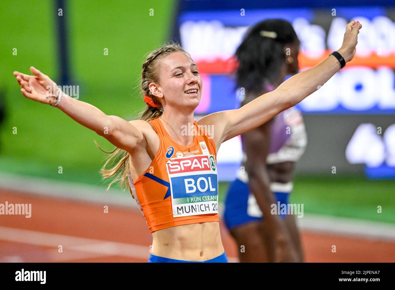 MÜNCHEN, DEUTSCHLAND - 17. AUGUST: Femke Bol aus den Niederlanden feiert den Sieg beim Finale der Frauen 400m bei den Europameisterschaften München 2022 im Olympiastadion am 17. August 2022 in München (Foto: Andy Astfalck/BSR Agency)/ Stockfoto