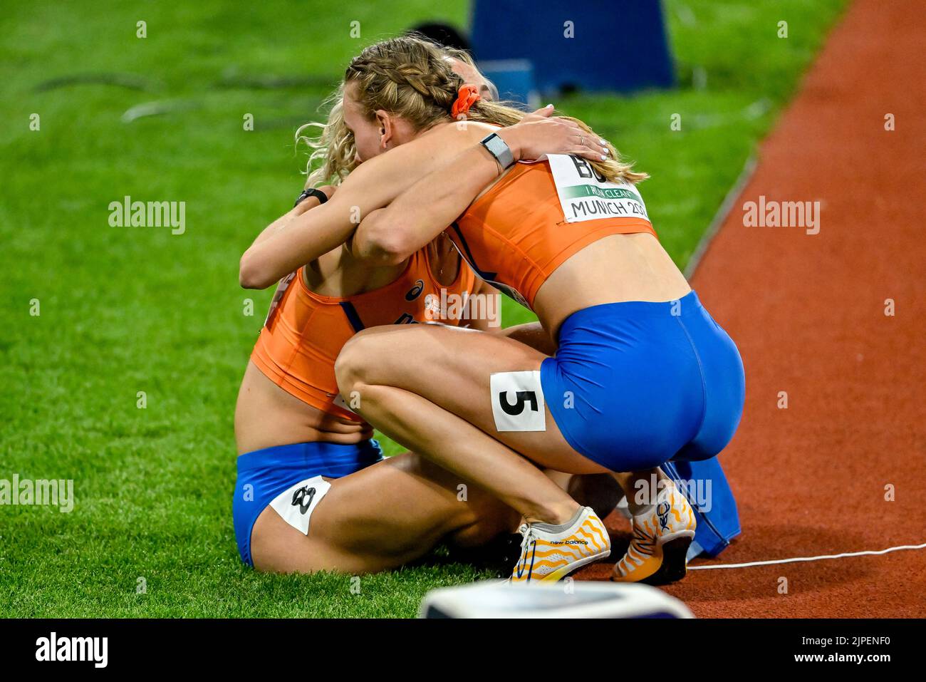 MÜNCHEN, DEUTSCHLAND - 17. AUGUST: Femke Bol aus den Niederlanden feiert den Sieg beim Finale der Frauen 400m bei den Europameisterschaften München 2022 im Olympiastadion am 17. August 2022 in München (Foto: Andy Astfalck/BSR Agency)/ Stockfoto