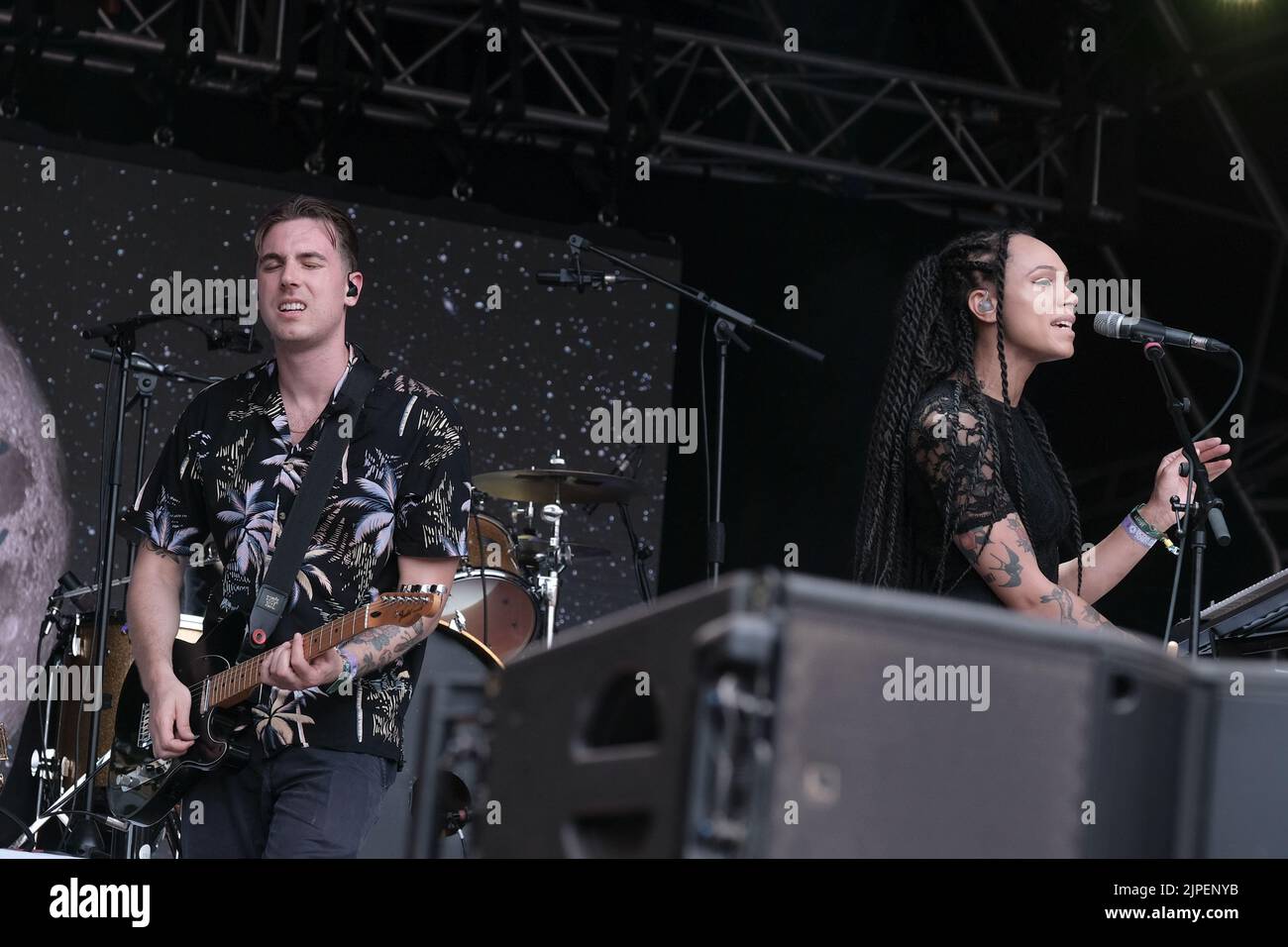 Winchester, Großbritannien. 14. August 2022. (Aus L-R) Joshua Waters Rudge, Sänger und Gitarrist, und Marcia Richards, Sängerin, Altsaxophon und Melodica-Spielerin treten während des Fair Festivals live mit der britischen Reggae-Punk-Band The Skints auf der Grand Central Stage auf. Boomtown ist ein britisches Musikfestival, das jedes Jahr auf dem Matterley Estate im South Downs National Park in der Nähe von Winchester stattfindet. (Foto von Dawn Fletcher-Park/SOPA Images/Sipa USA) Quelle: SIPA USA/Alamy Live News Stockfoto