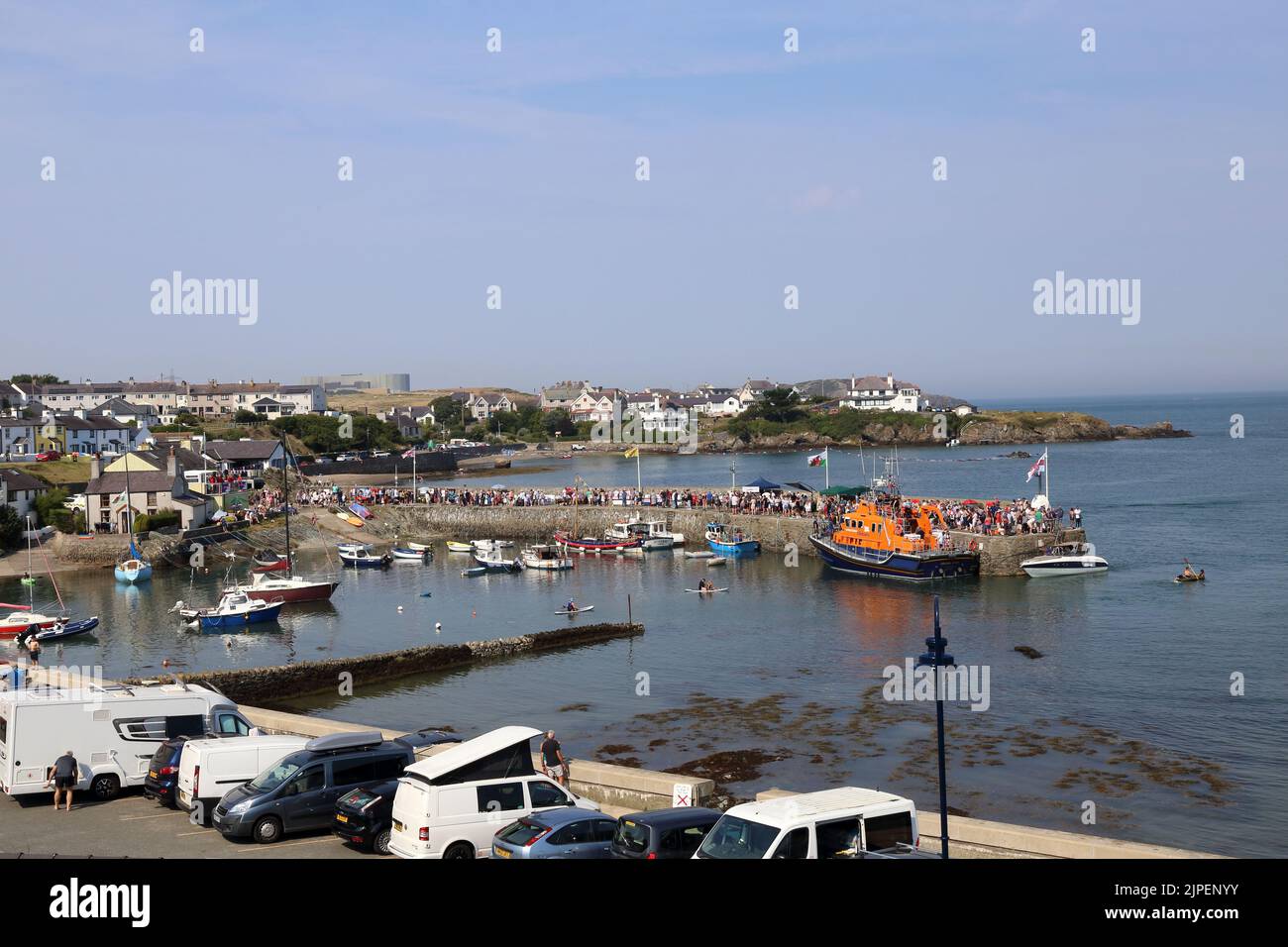 Cemaes Bay, geschäftiges Wochenende am Hafen. Stockfoto