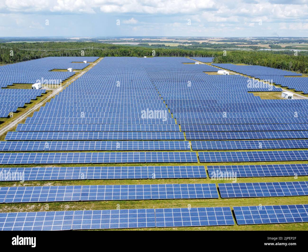 Drohnenansicht einer Solarfarm in Temiskaming Shores, Ontario Stockfoto