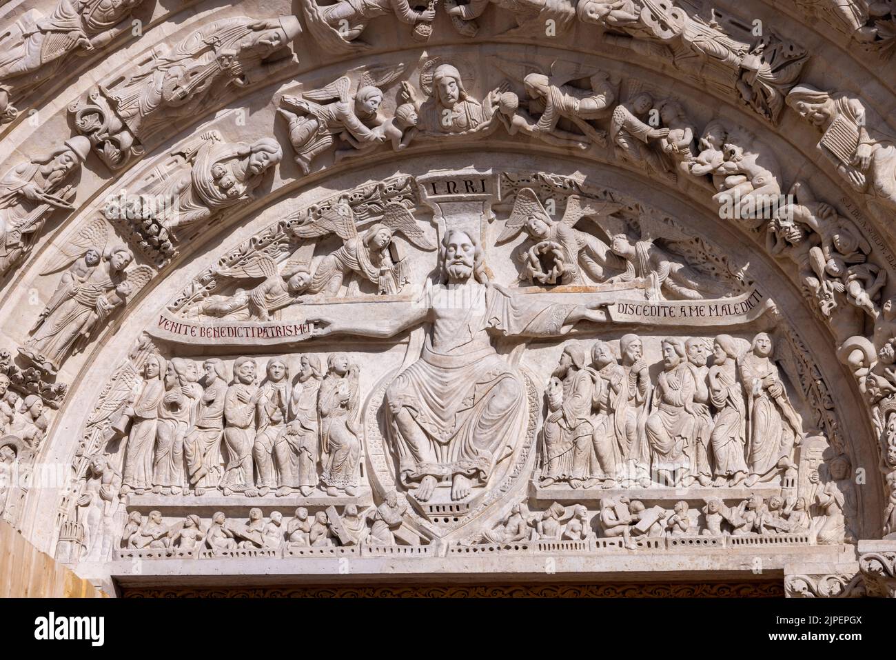 Tympanon des zentralen Portals: 'Last Judgement' (c. 1135, restauriert 1839), Basilika Saint-Denis, Paris, Frankreich Stockfoto