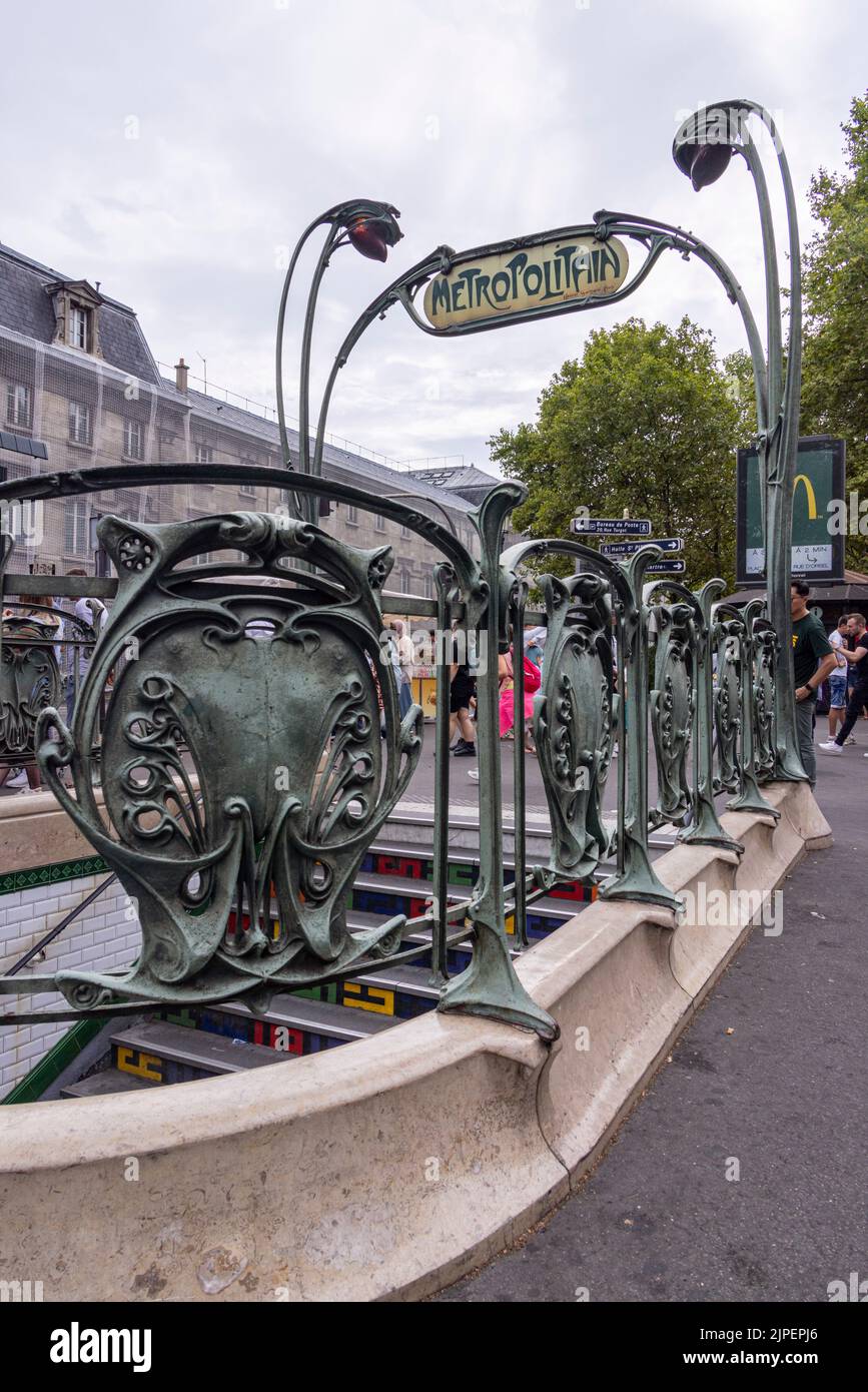 Jugendstillampen und Metropolitain-Schild, entworfen von Hector Guimard, Metrostation Anvers, Paris, Frankreich Stockfoto