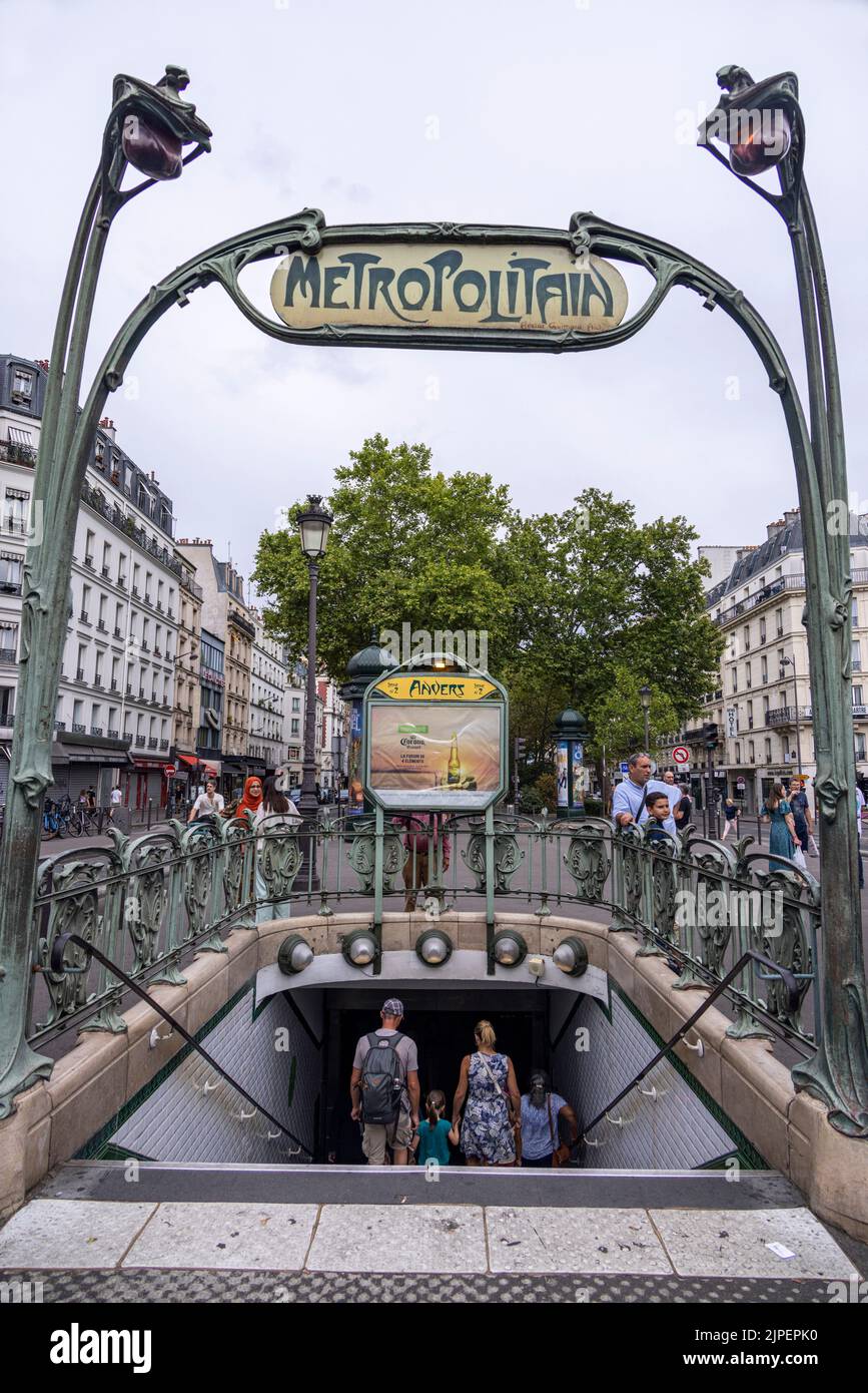 Jugendstillampen und Metropolitain-Schild, entworfen von Hector Guimard, Metrostation Anvers, Paris, Frankreich Stockfoto