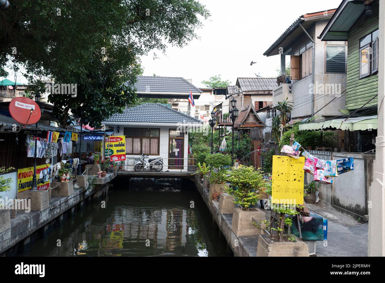 BANGKOK, THAILAND. 1. April 2016.Amphoe Phra Nakhon. Geschäfte und Häuser in der Nähe des Mahakan Fort Park. Farbenfrohe Kulturhäuser. Stockfoto