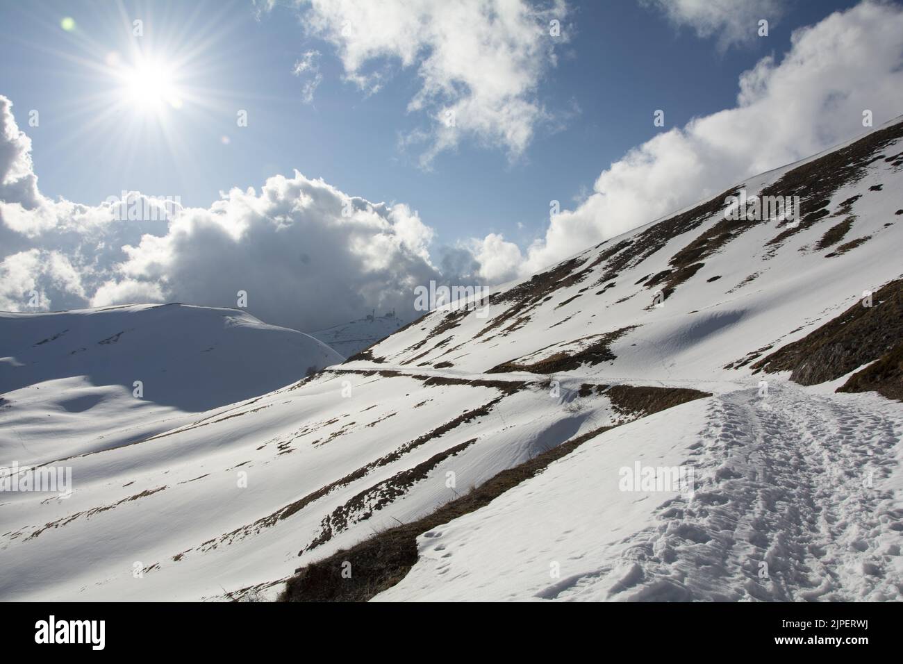 Blick auf den schneebedeckten Berg Terminillo (Italien) Stockfoto