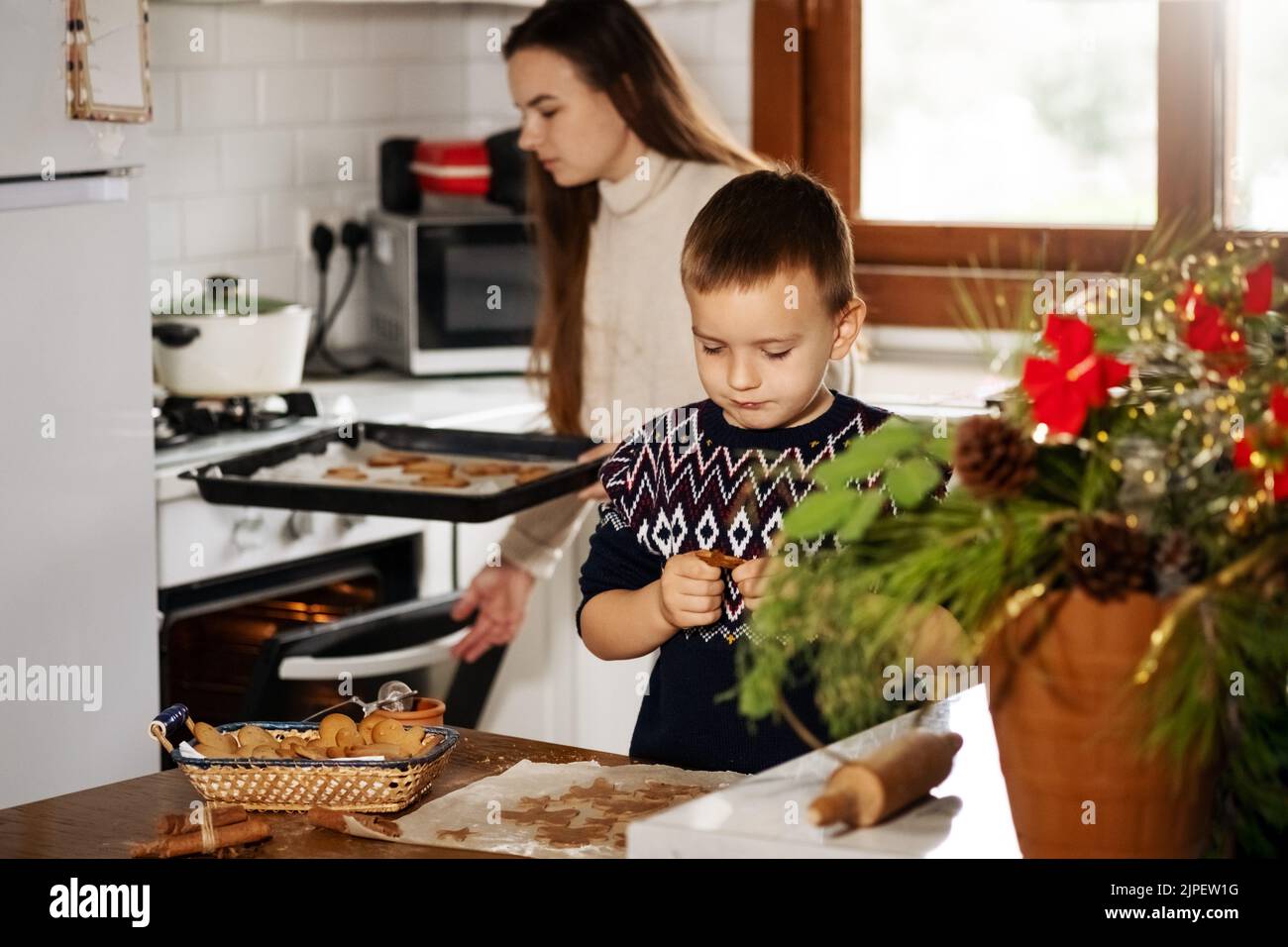 Frohe Weihnachten und frohe Feiertage. Familienvorbereitung Urlaub Essen. Mutter und Sohn kochen Weihnachtskekse. Stockfoto