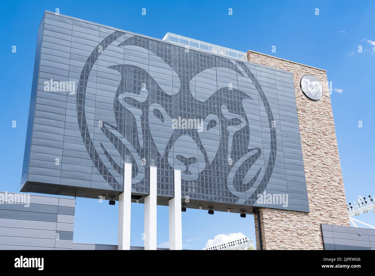 Fort Collins, CO - 16. Juli 2022: RAMS-Schild am Canvas Stadium an der University of Colorado in Fort Collins, Colorado Stockfoto