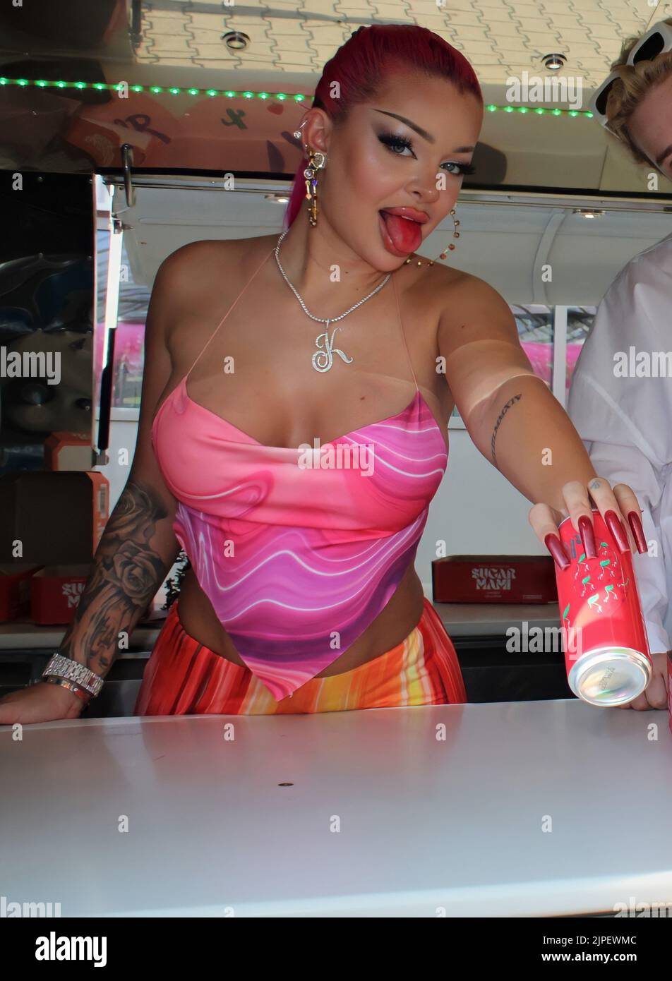 Katja Krasavice und Marwin Balsters bei der Präsentation ihres Erfrischungsgetränks Sugar Mami Cherry in der Innenstadt. Leipzig, 17.08.2022 Stockfoto