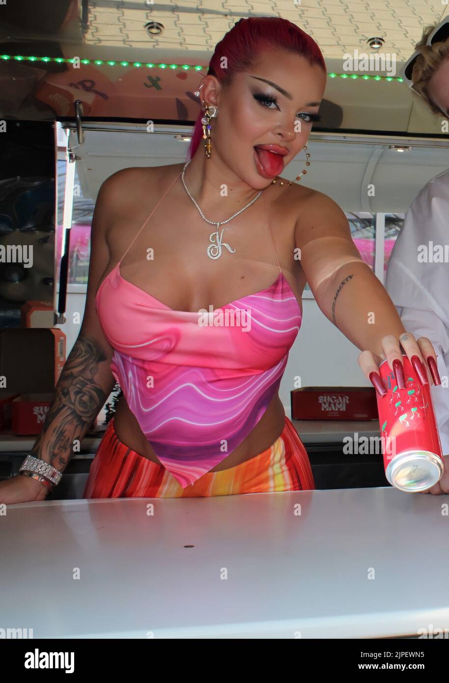 Katja Krasavice und Marwin Balsters bei der Präsentation ihres Erfrischungsgetränks Sugar Mami Cherry in der Innenstadt. Leipzig, 17.08.2022 Stockfoto