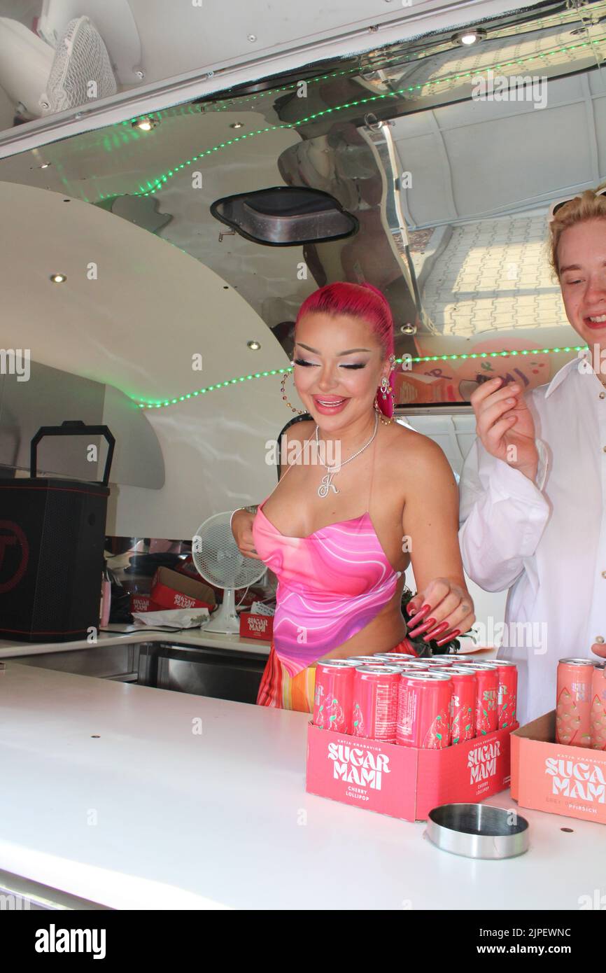 Katja Krasavice und Marwin Balsters bei der Präsentation ihres Erfrischungsgetränks Sugar Mami Cherry in der Innenstadt. Leipzig, 17.08.2022 Stockfoto