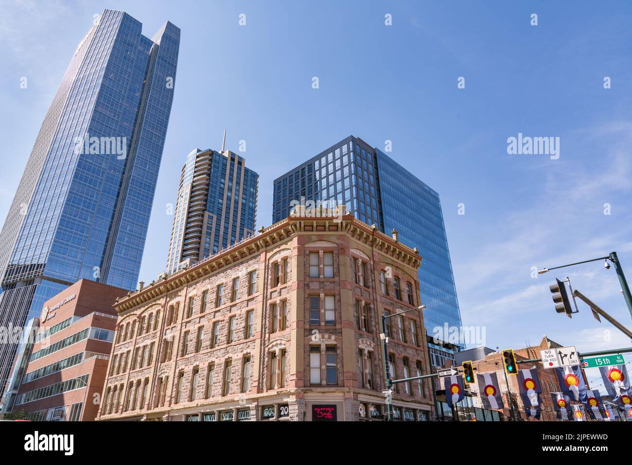 Denver, Colorado - 12. August 2022: Skyline neuer und historischer Gebäude in der Nähe des Larimer Square in der Innenstadt von Denver Stockfoto