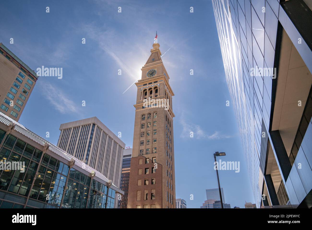 Der historische Daniels & Fisher Uhrenturm entlang der 16. Street Mall in der Innenstadt von Denver, Colorado Stockfoto