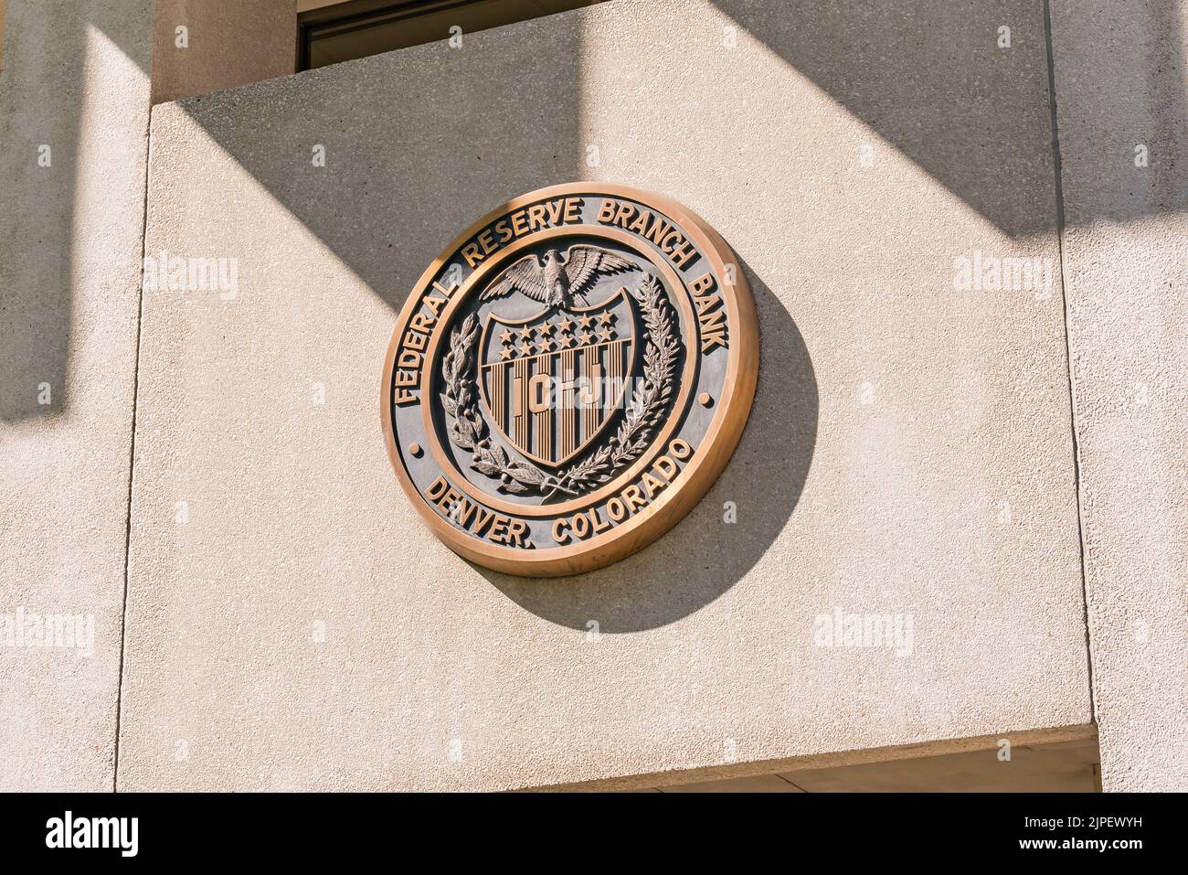 Denver, Colorado - 12. August 2022: Schild am Denver Federal Reserve Building im Stadtzentrum von Denver, Colorado Stockfoto